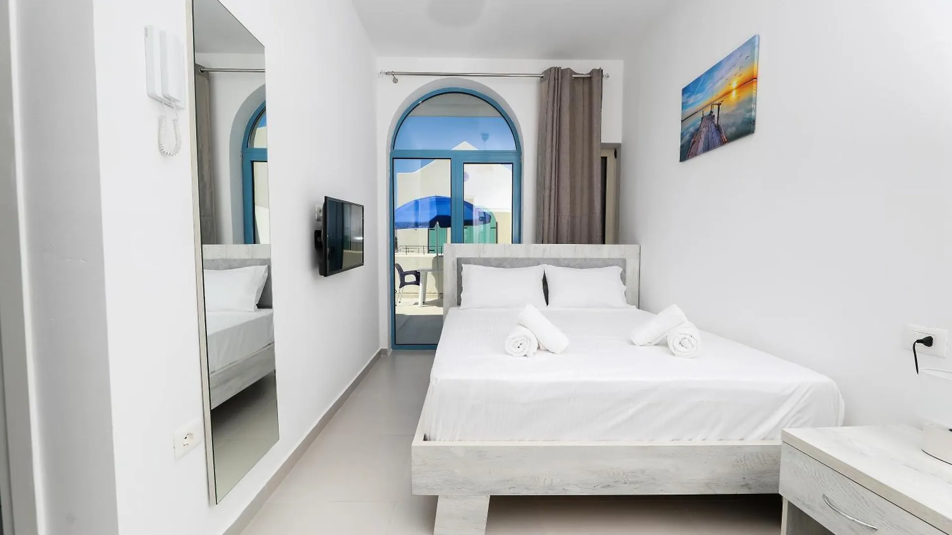 Gjilek Santorini Residence, Drymades Dhermi אלבניה