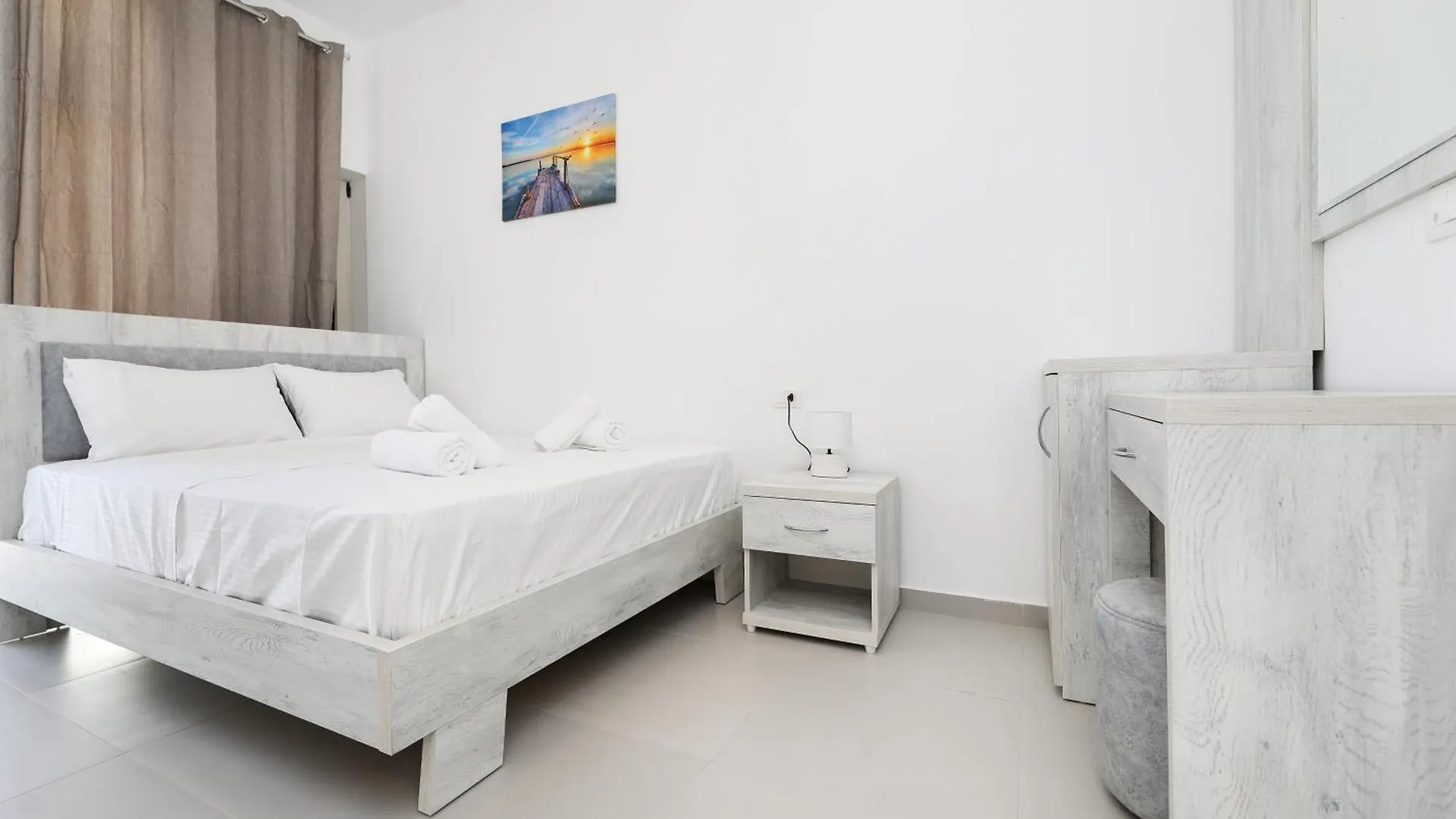 Gjilek Santorini Residence, Drymades Dhermi דירה